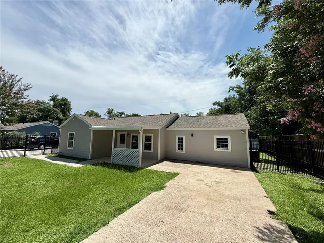 a view of a house with a backyard