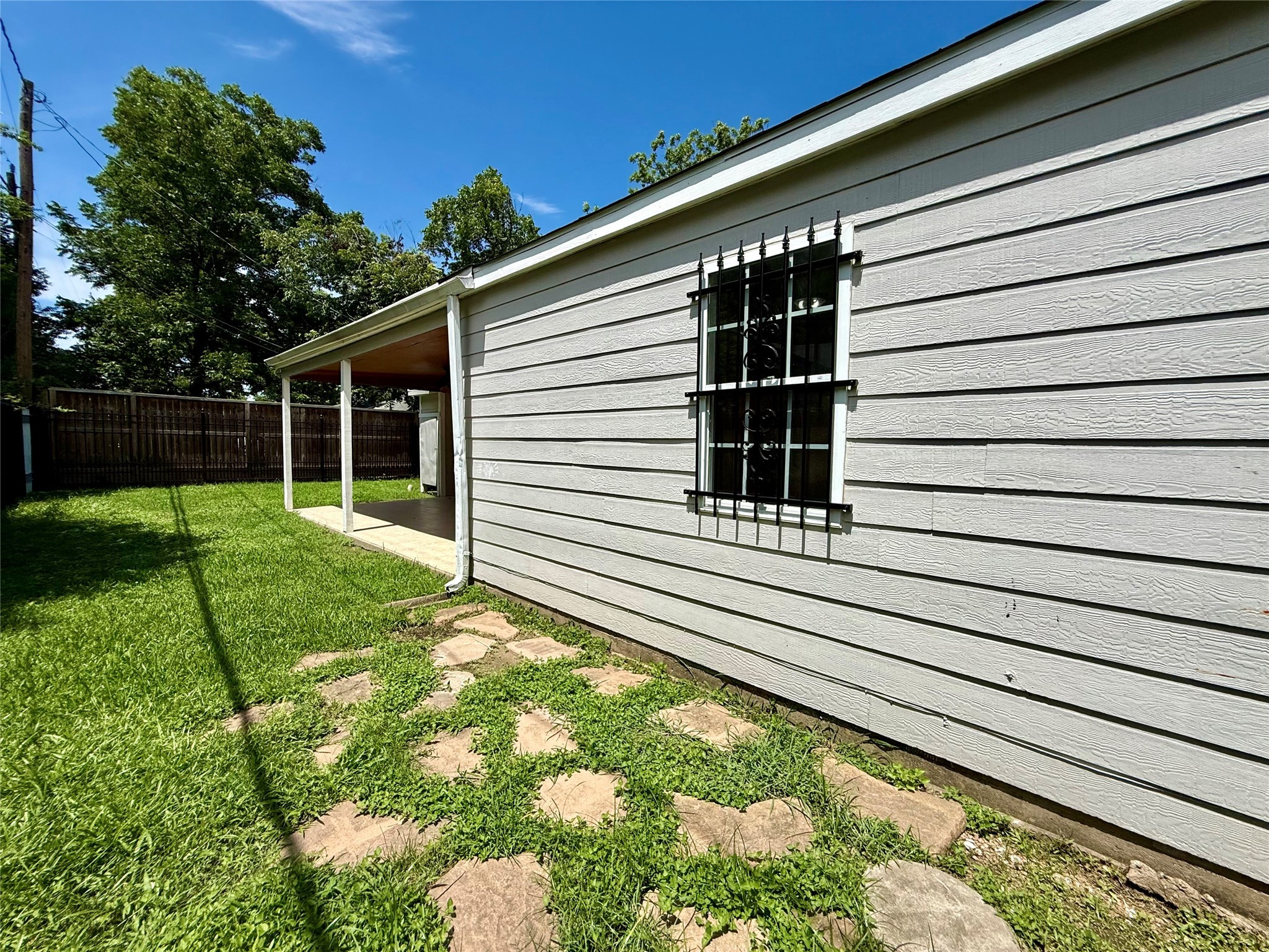 5701 Luna Street Houston, TX 77076 - Photo 44 of 50 a view of backyard with a garden