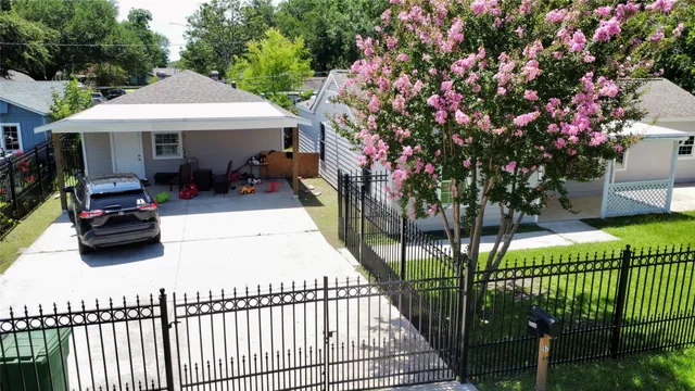 a view of a house with backyard and sitting area