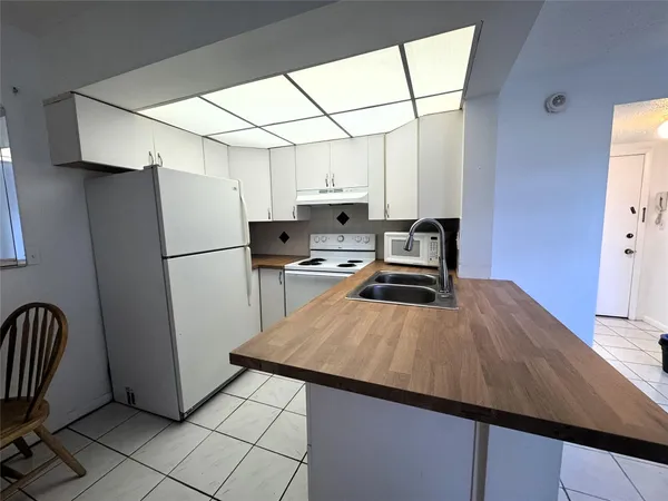 $1,300 | 1701 Buchanan Street, Unit 203, Hollywood, FL 33020