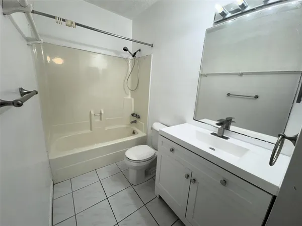 $1,300 | 1701 Buchanan Street, Unit 203, Hollywood, FL 33020
