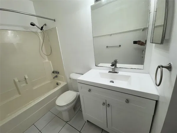$1,300 | 1701 Buchanan Street, Unit 203, Hollywood, FL 33020