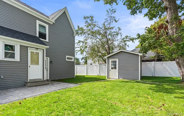 a house that is sitting in the grass