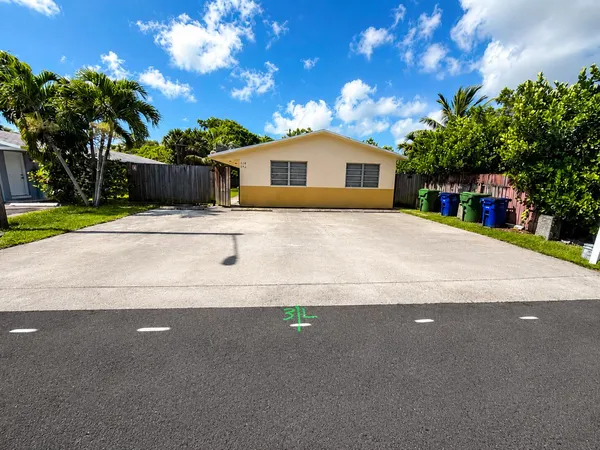 $2,200 | 719 Southwest 7th Street, Unit 2, Hallandale Beach, FL 33009
