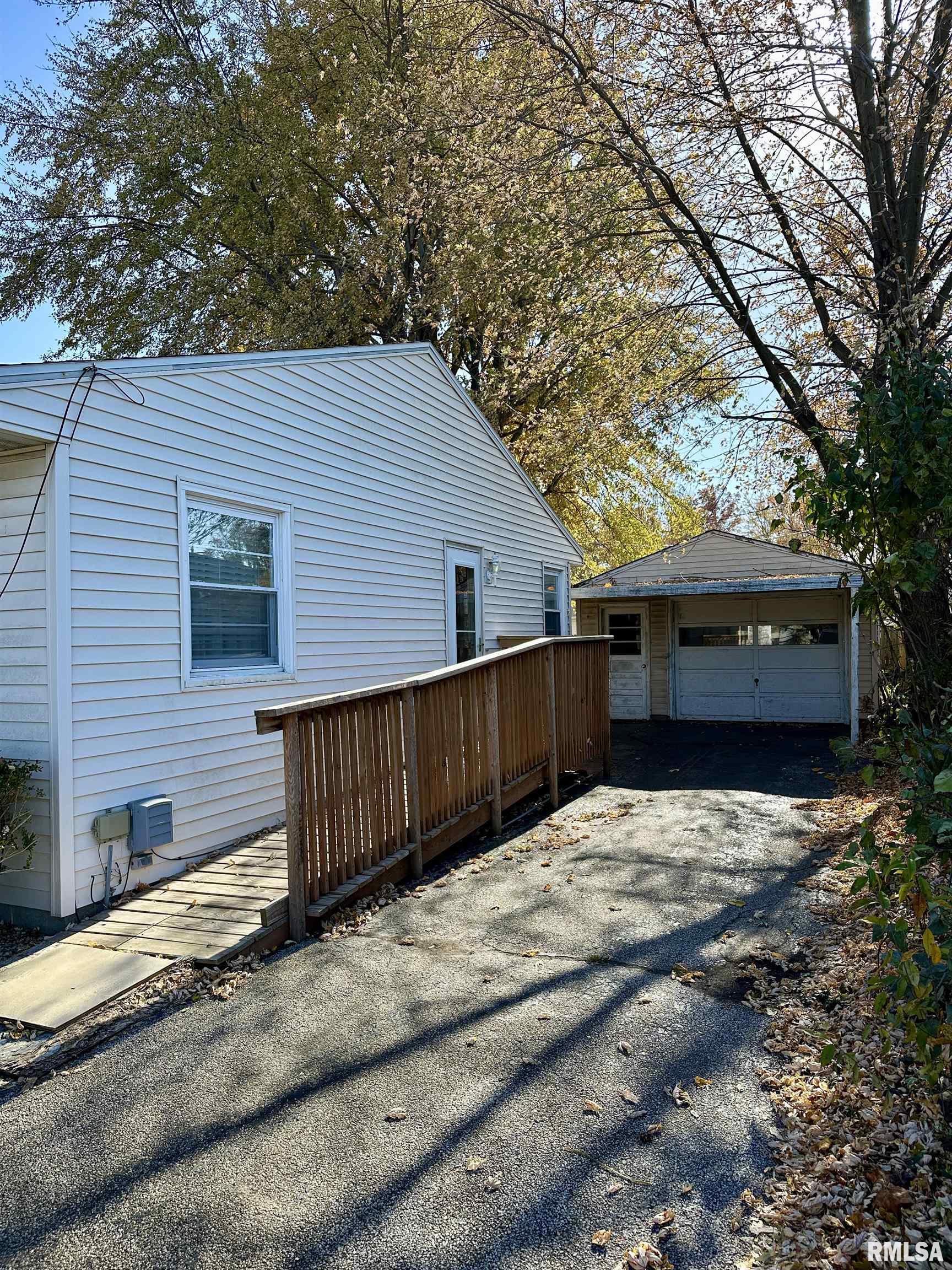 855 West Superior Avenue Jacksonville, IL 62650 - Photo 2 of 37