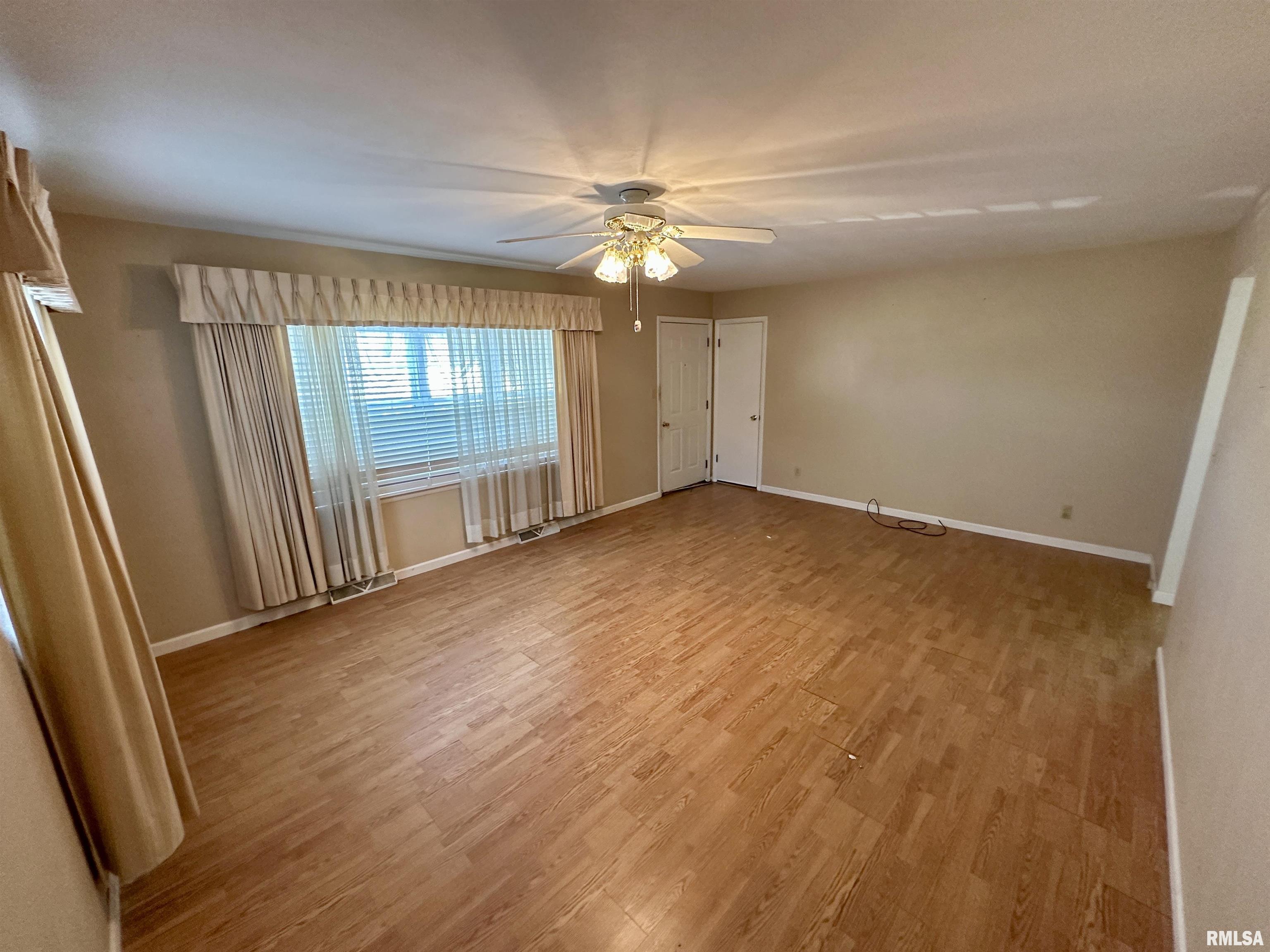 855 West Superior Avenue Jacksonville, IL 62650 - Photo 5 of 37