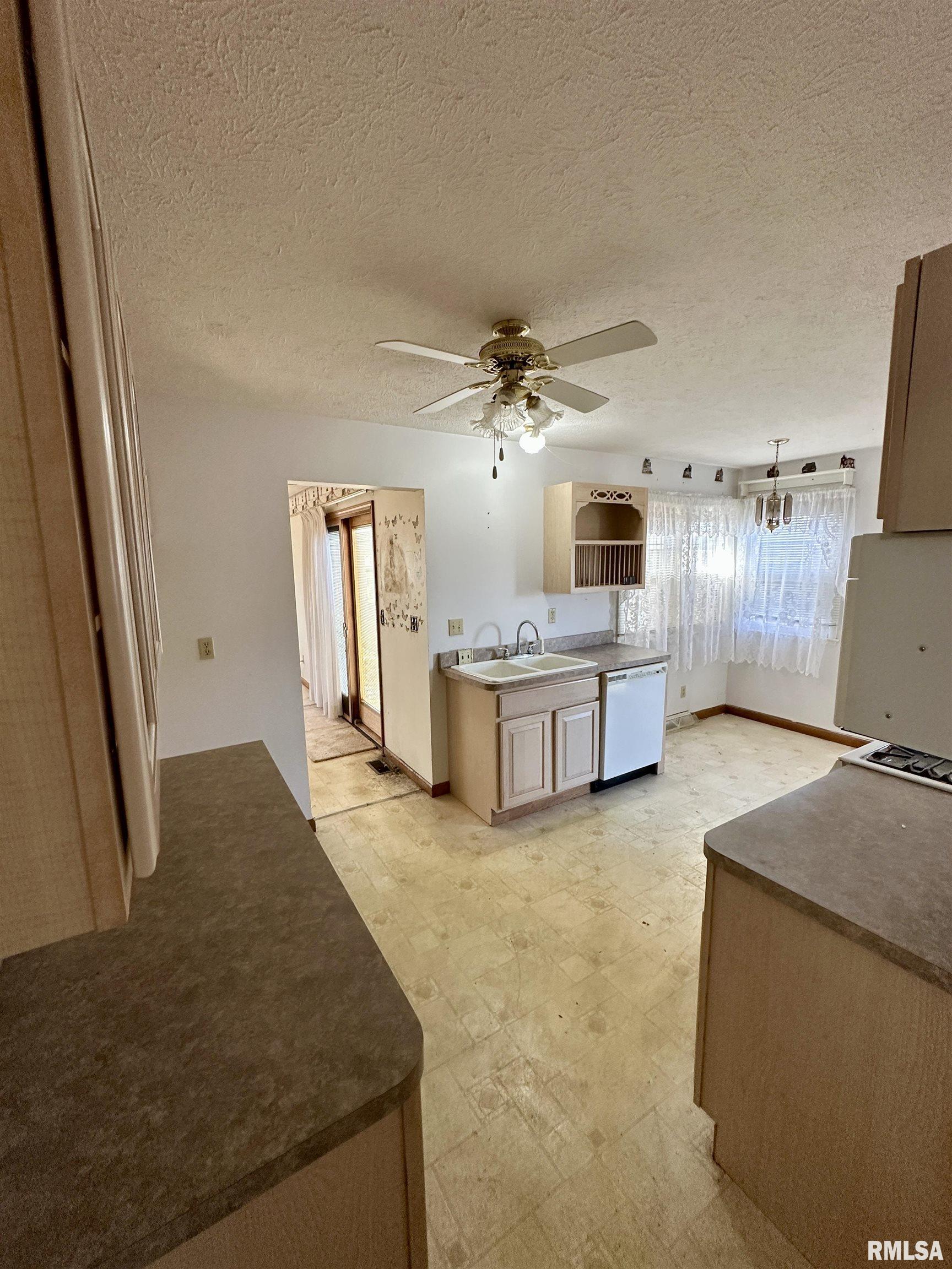 855 West Superior Avenue Jacksonville, IL 62650 - Photo 7 of 37