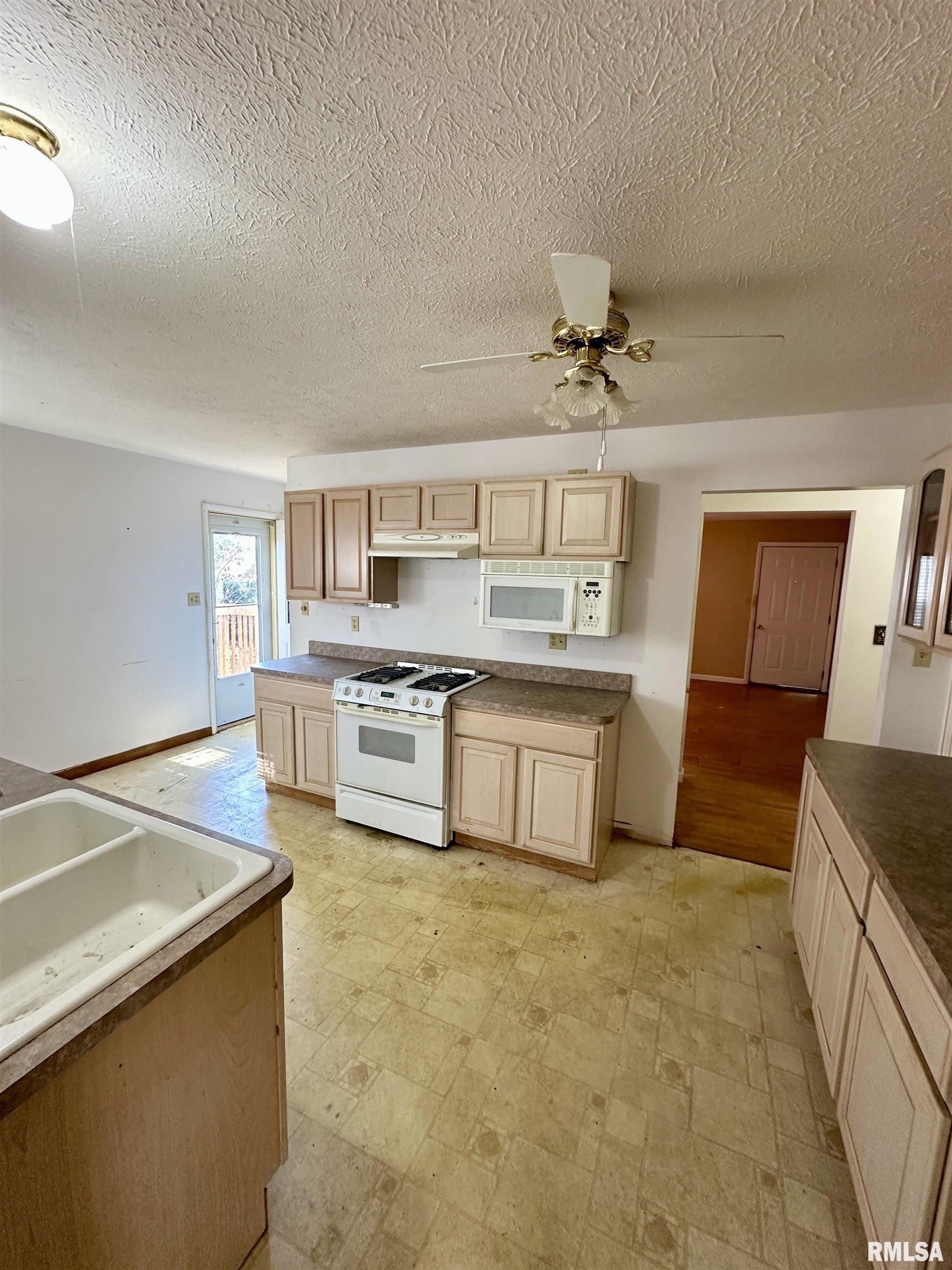 855 West Superior Avenue Jacksonville, IL 62650 - Photo 8 of 37