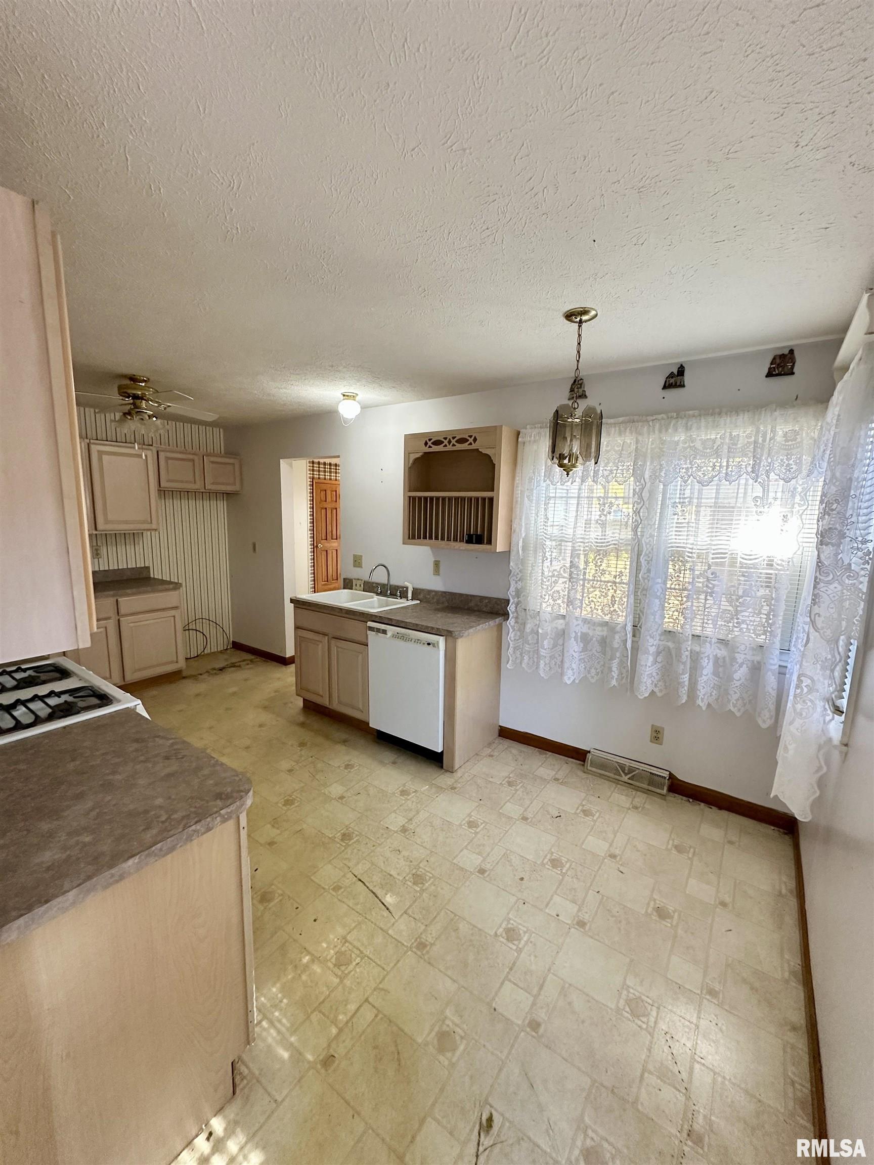 855 West Superior Avenue Jacksonville, IL 62650 - Photo 9 of 37