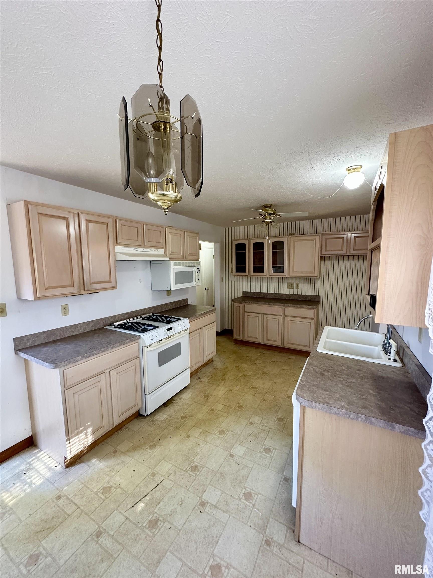 855 West Superior Avenue Jacksonville, IL 62650 - Photo 10 of 37