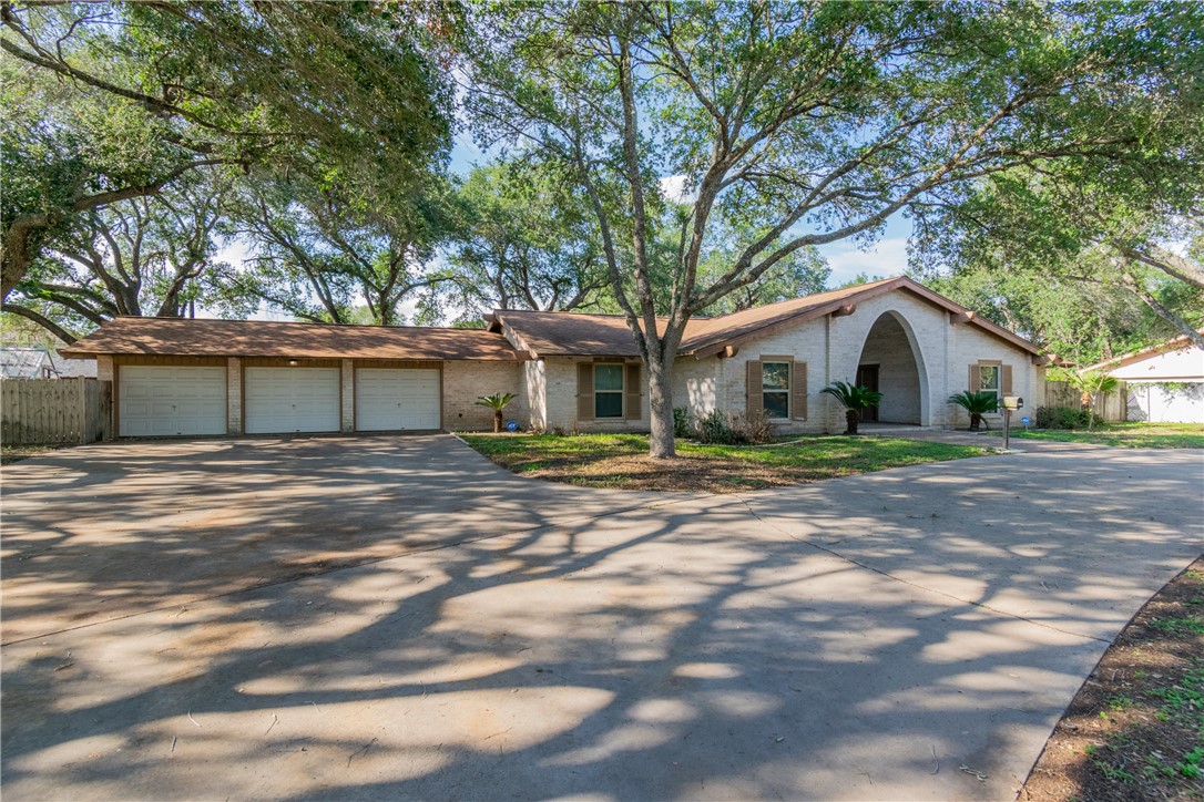 1307 Lincoln Street Alice, TX 78332 - Photo 2 of 34