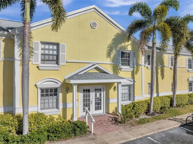 $2,600 | 4728 Beach Drive Southeast, Unit A, St. Petersburg, FL 33705