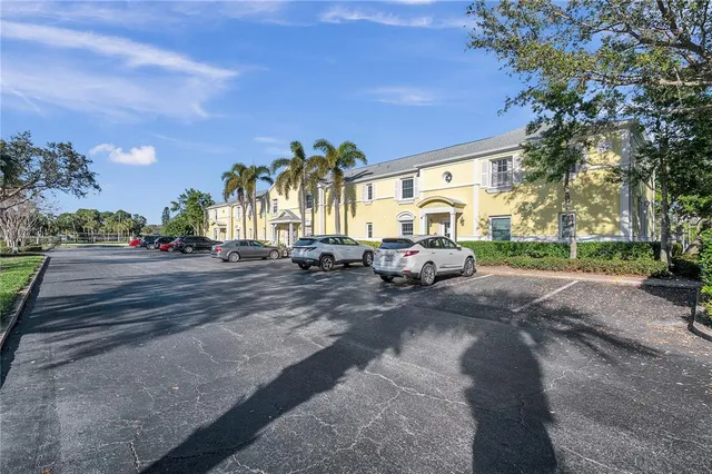 $2,600 | 4728 Beach Drive Southeast, Unit A, St. Petersburg, FL 33705