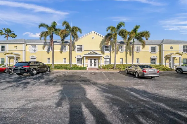 $2,600 | 4728 Beach Drive Southeast, Unit A, St. Petersburg, FL 33705