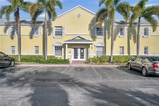 $2,600 | 4728 Beach Drive Southeast, Unit A, St. Petersburg, FL 33705