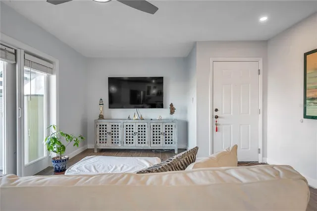 $2,600 | 4728 Beach Drive Southeast, Unit A, St. Petersburg, FL 33705