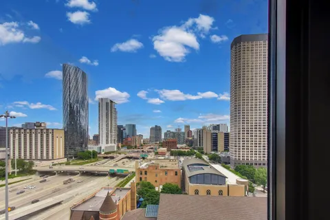 $389,900 | 210 South Desplaines Street, Unit 907, Chicago, IL 60661