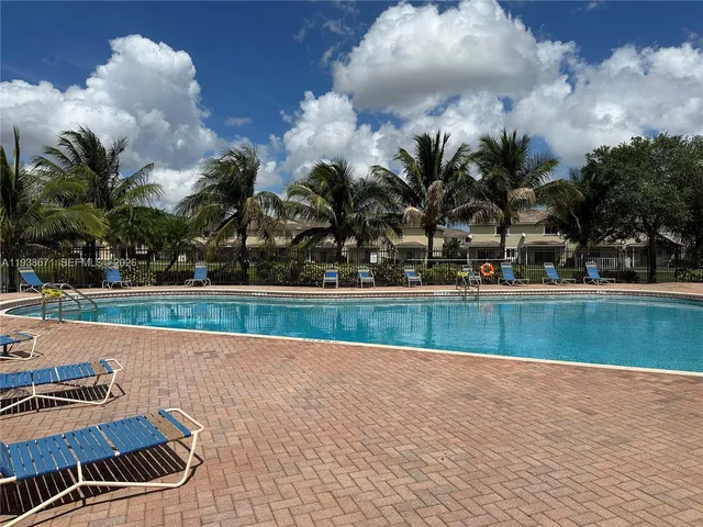 $2,400 | 5954 Royal Way, Tamarac, FL 33321