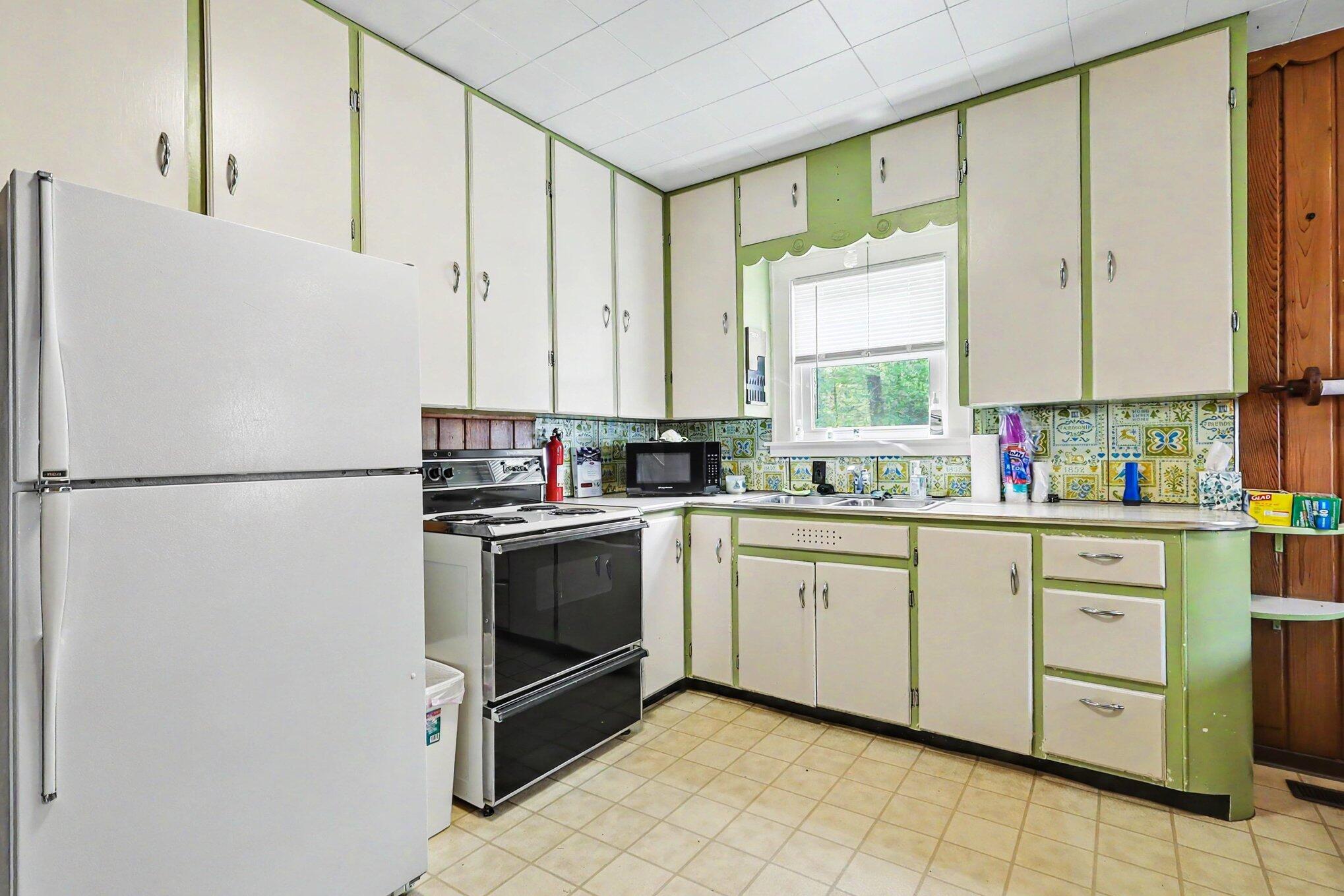 713 East Spring Street Whitehall, MI 49461 - Photo 6 of 25 006_file_6582