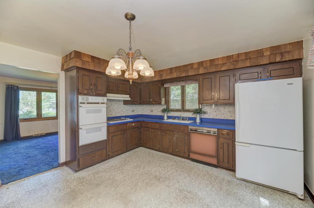 8017 Sawyer Road Darien, IL 60561 - Photo 10 of 35