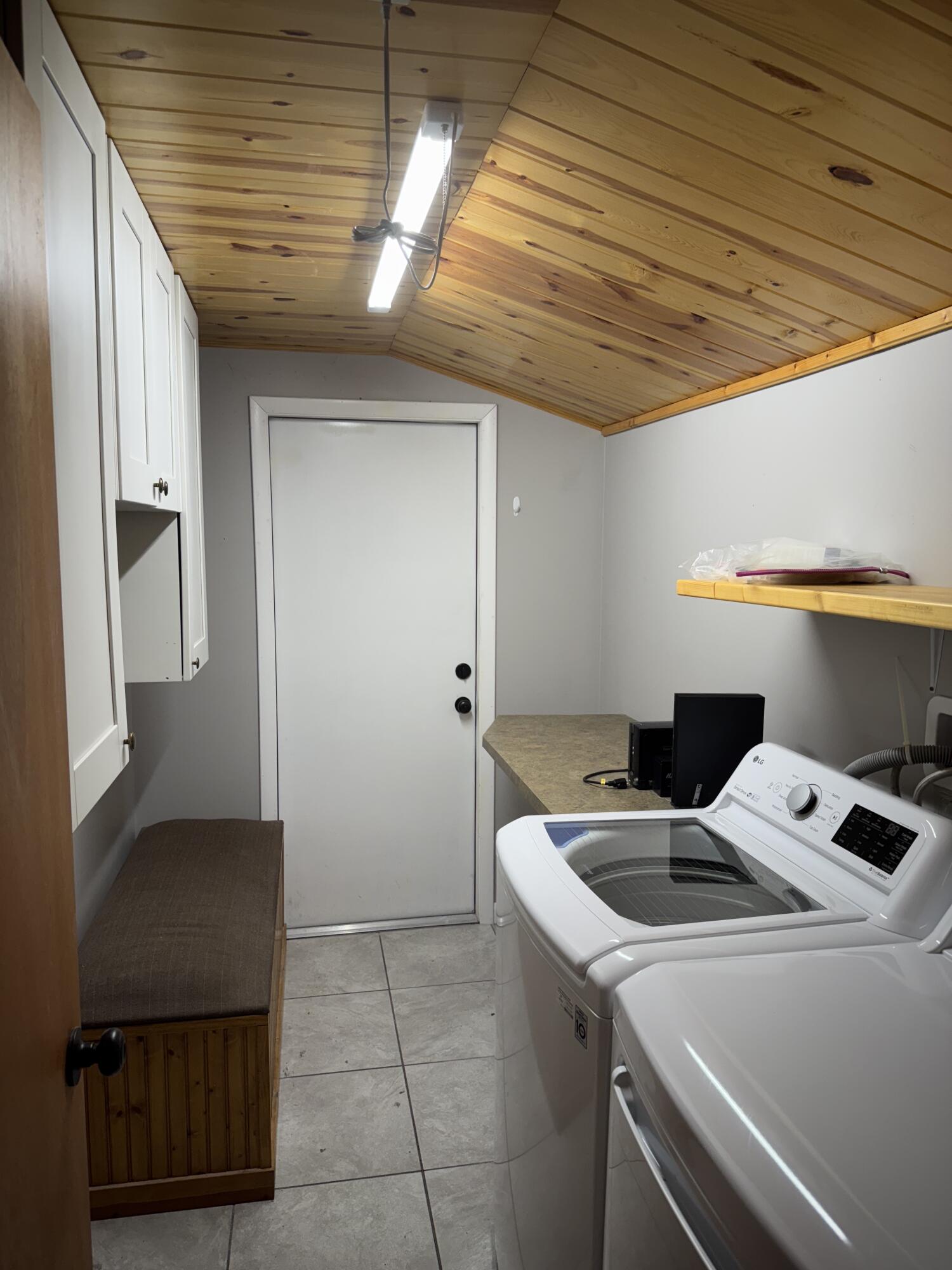 9636 Southwest Adams Avenue Okeechobee, FL 34974 - Photo 14 of 38 a utility room with dryer and washer