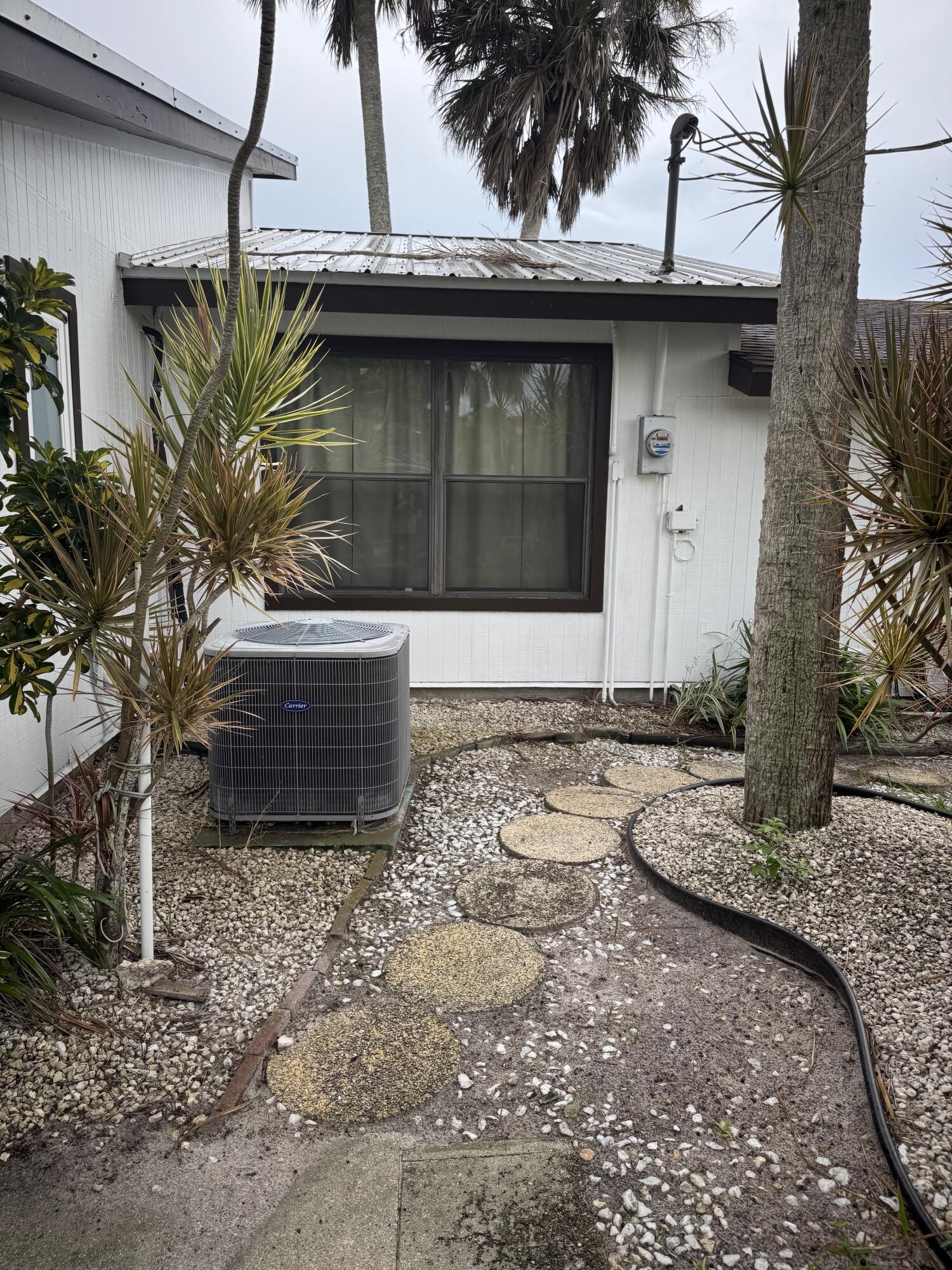 9636 Southwest Adams Avenue Okeechobee, FL 34974 - Photo 38 of 38 a front view of house with a garden