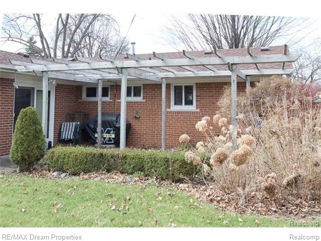 18780 Norwich Road Livonia, MI 48152 - Photo 4 of 17