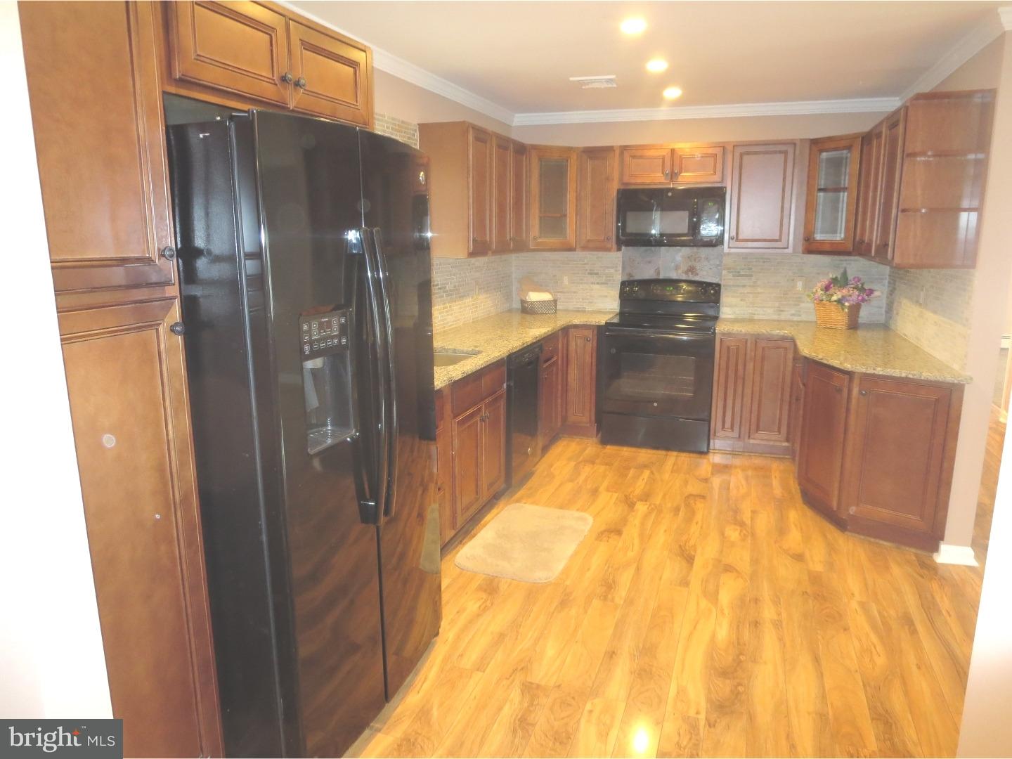 32 Violet Road Levittown, PA 19057 - Photo 2 of 25 Kitchen