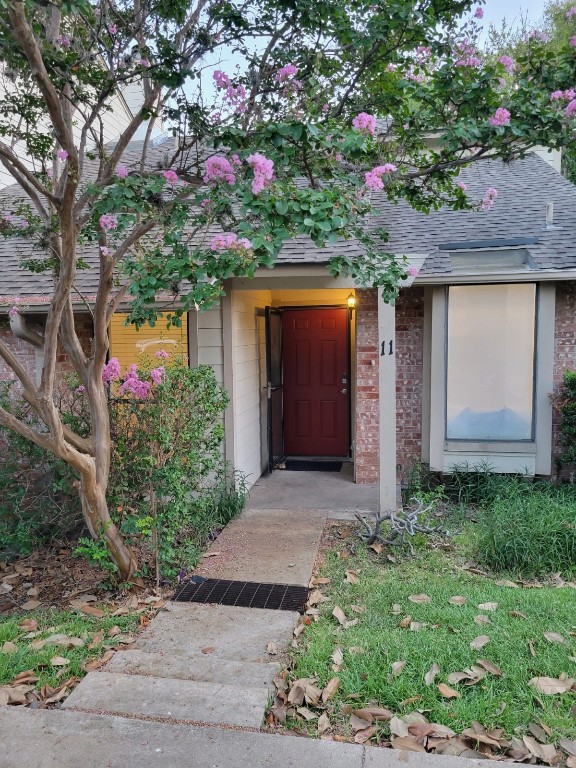 a front view of house with yard