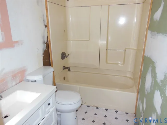 a view of empty room with window