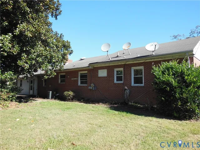 a front view of house with yard
