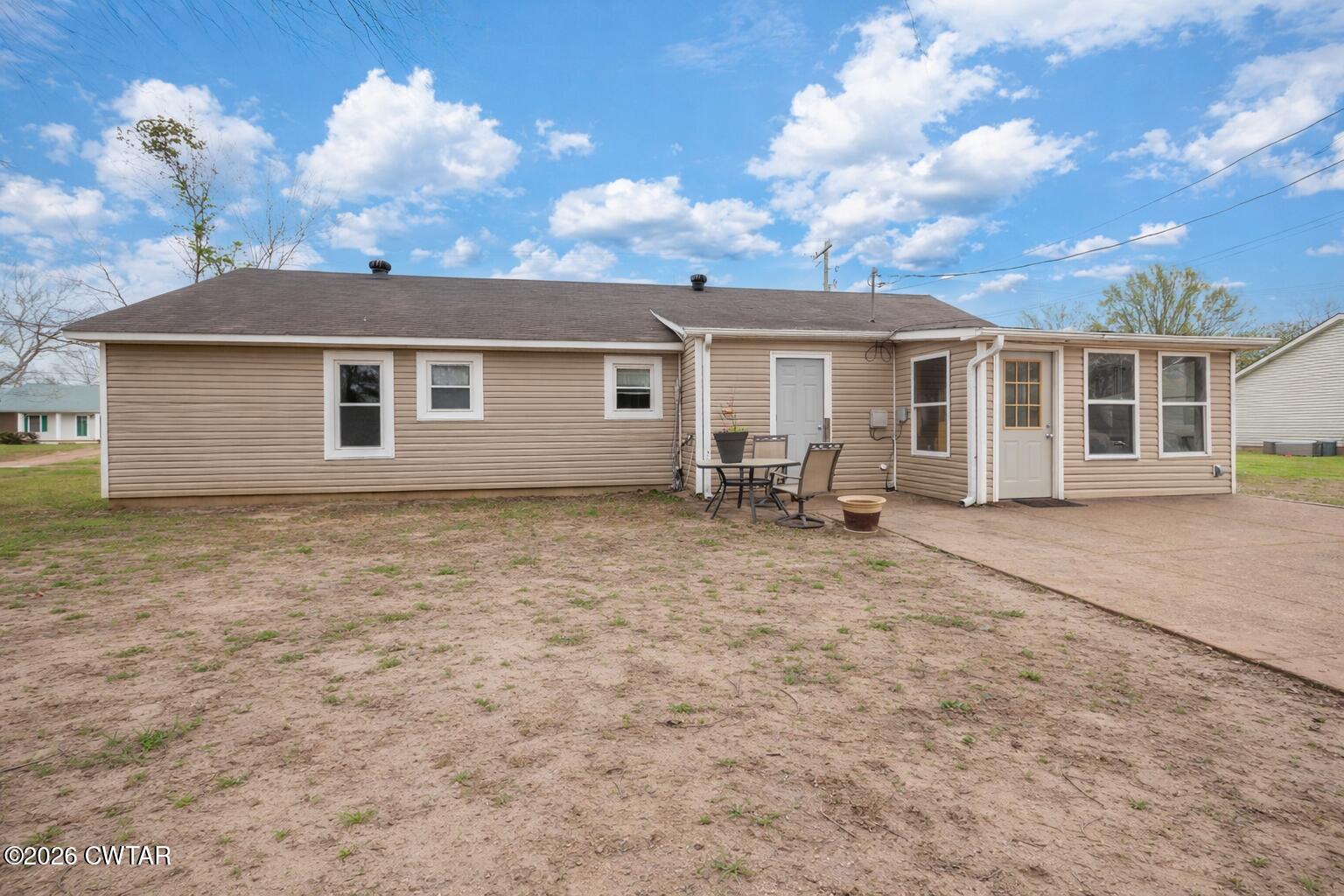64 Ellendale Place Jackson, TN 38305 - Photo 17 of 19 a backyard of a house with table and chairs