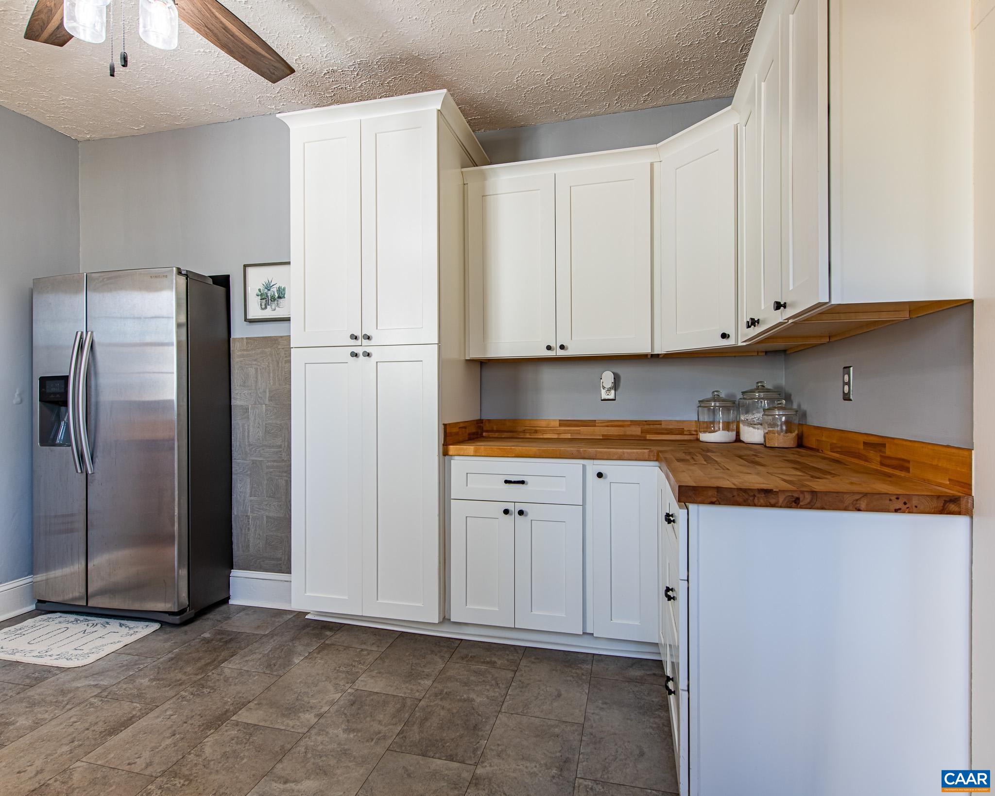 22 Quarter Lane Buckingham, VA 23921 - Photo 13 of 36 a view of kitchen with stainless steel appliances granite countertop a refrigerator a stove and a sink