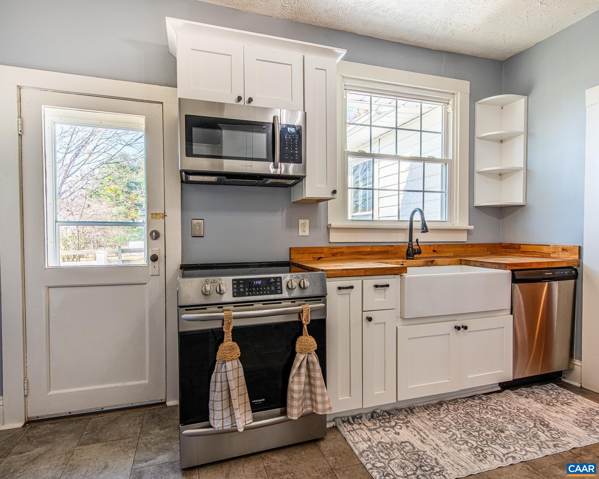22 Quarter Lane Buckingham, VA 23921 - Photo 14 of 36 a kitchen with a stove and a microwave