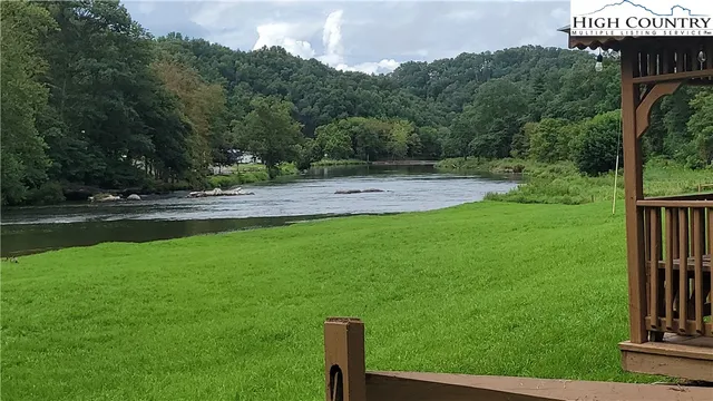 a view of a back yard