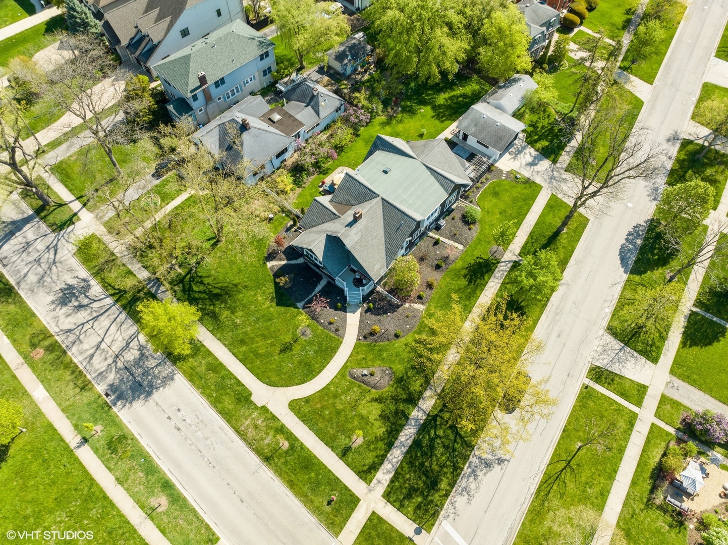 165 South Delaplaine Road Riverside, IL 60546 - Photo 45 of 51 an aerial view of a swimming pool