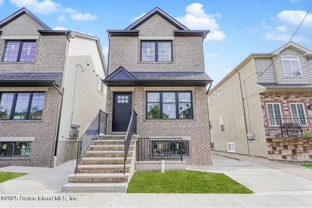 $999,999 | 77 Alberta Avenue | Travis-Chelsea