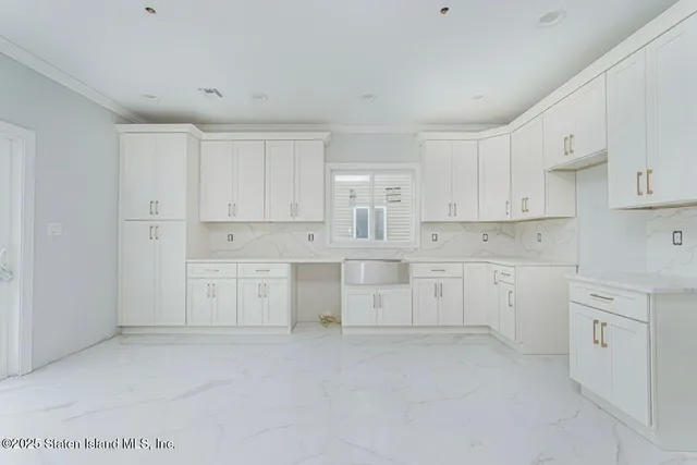 $999,999 | 77 Alberta Avenue | Travis-Chelsea