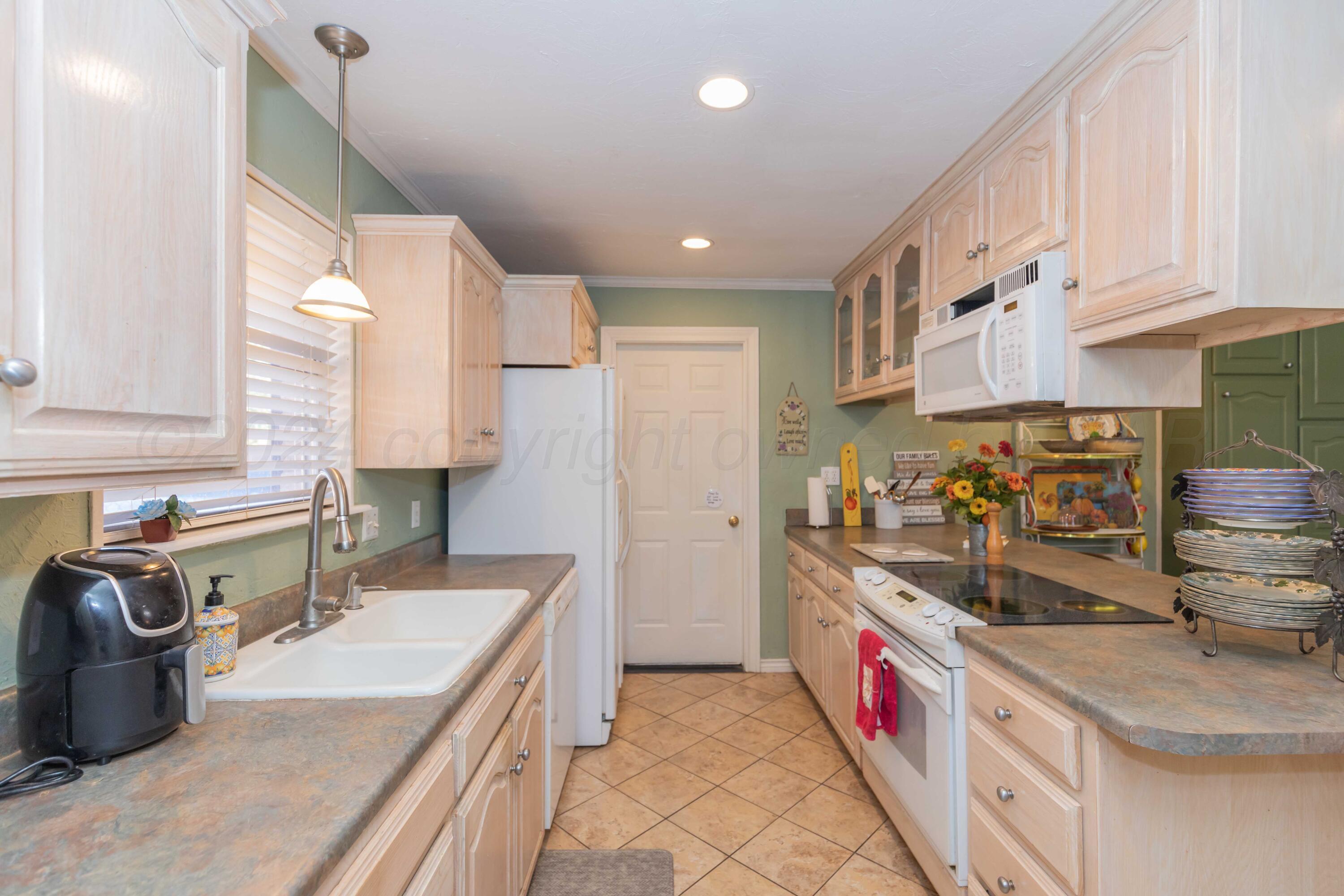 2805 James Louis Drive Amarillo, TX 79110 - Photo 11 of 42 KITCHEN VIEW 1