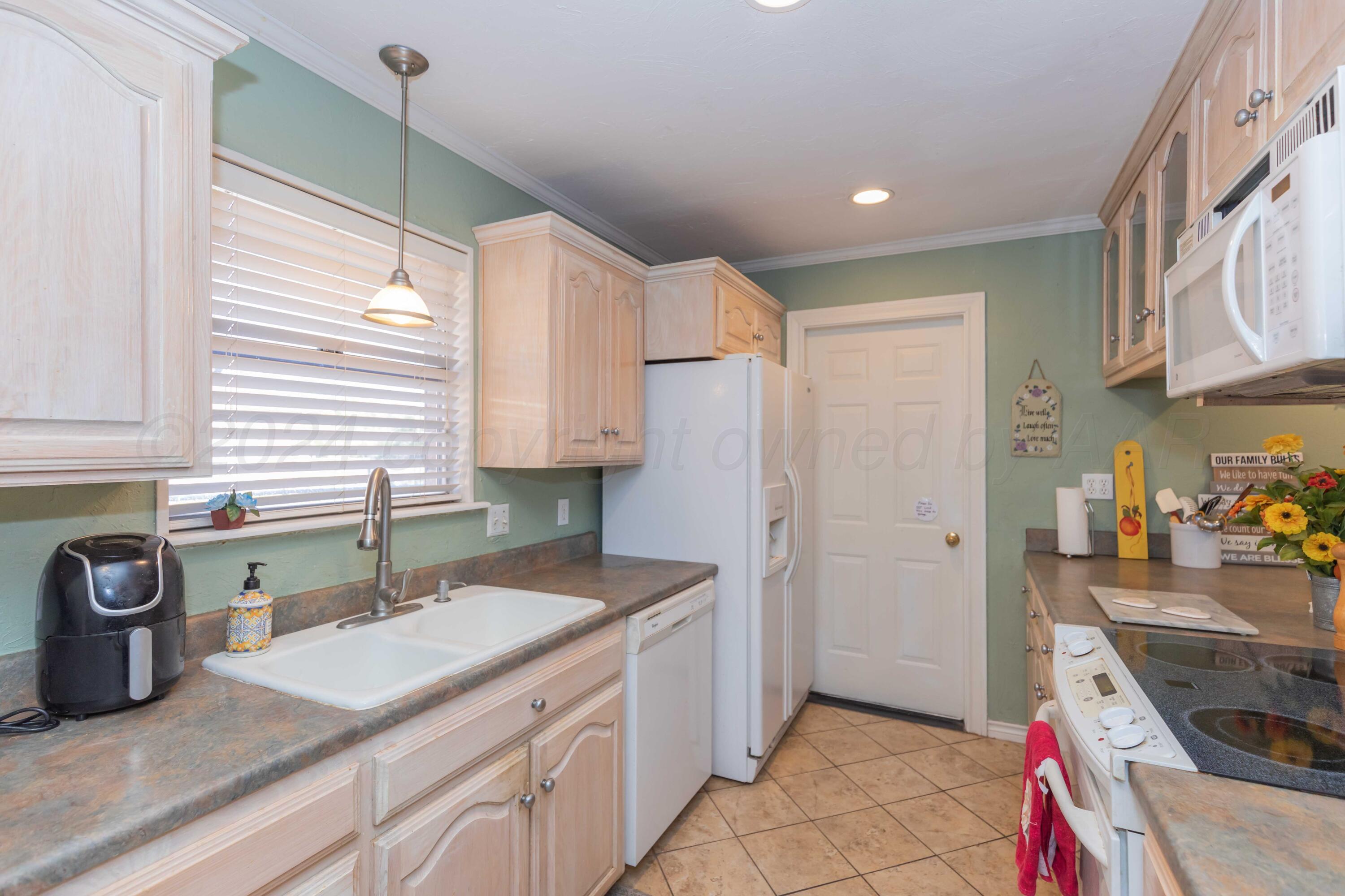 2805 James Louis Drive Amarillo, TX 79110 - Photo 12 of 42 KITCHEN VIEW 2