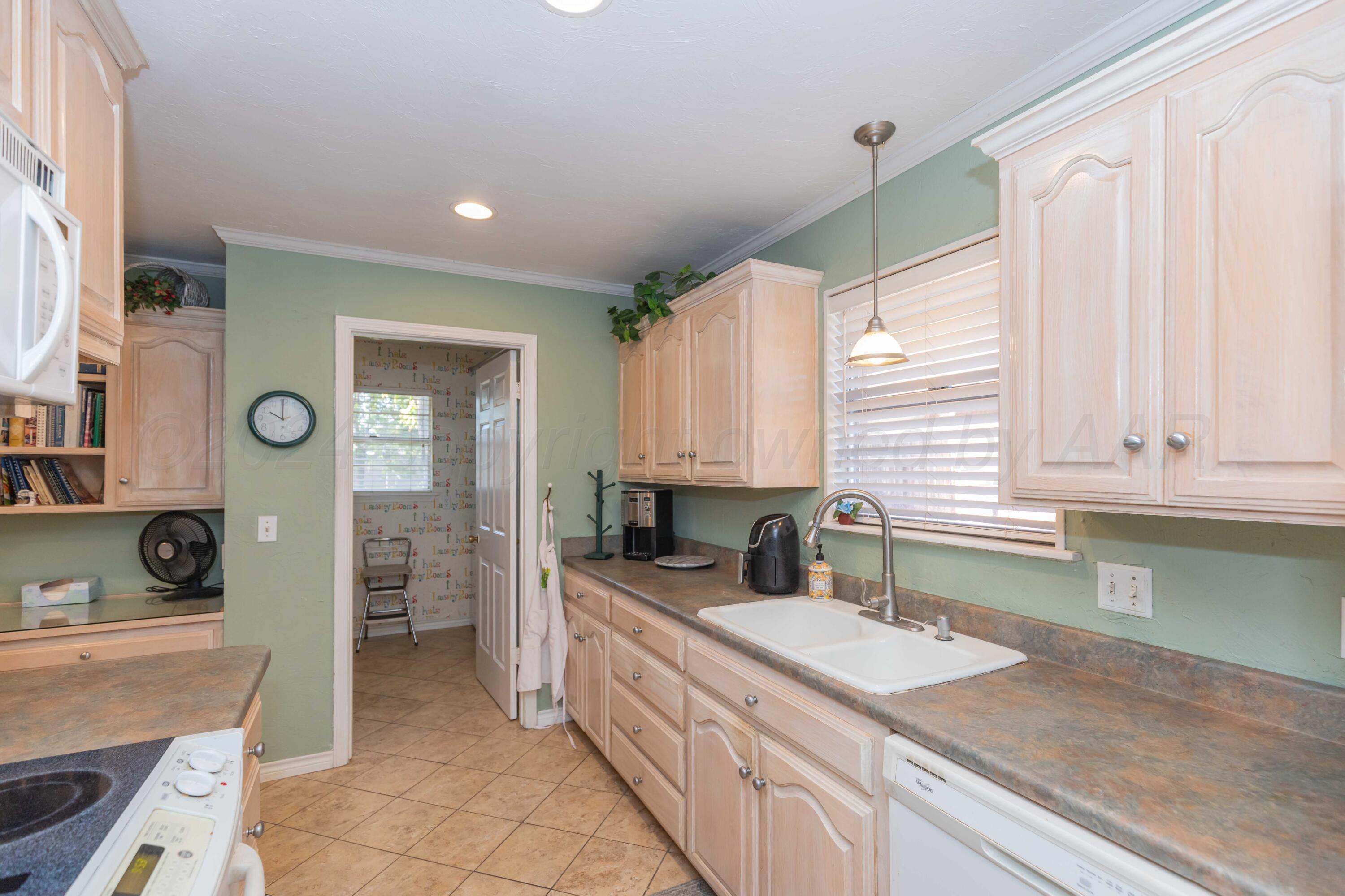 2805 James Louis Drive Amarillo, TX 79110 - Photo 13 of 42 KITCHEN VIEW 3