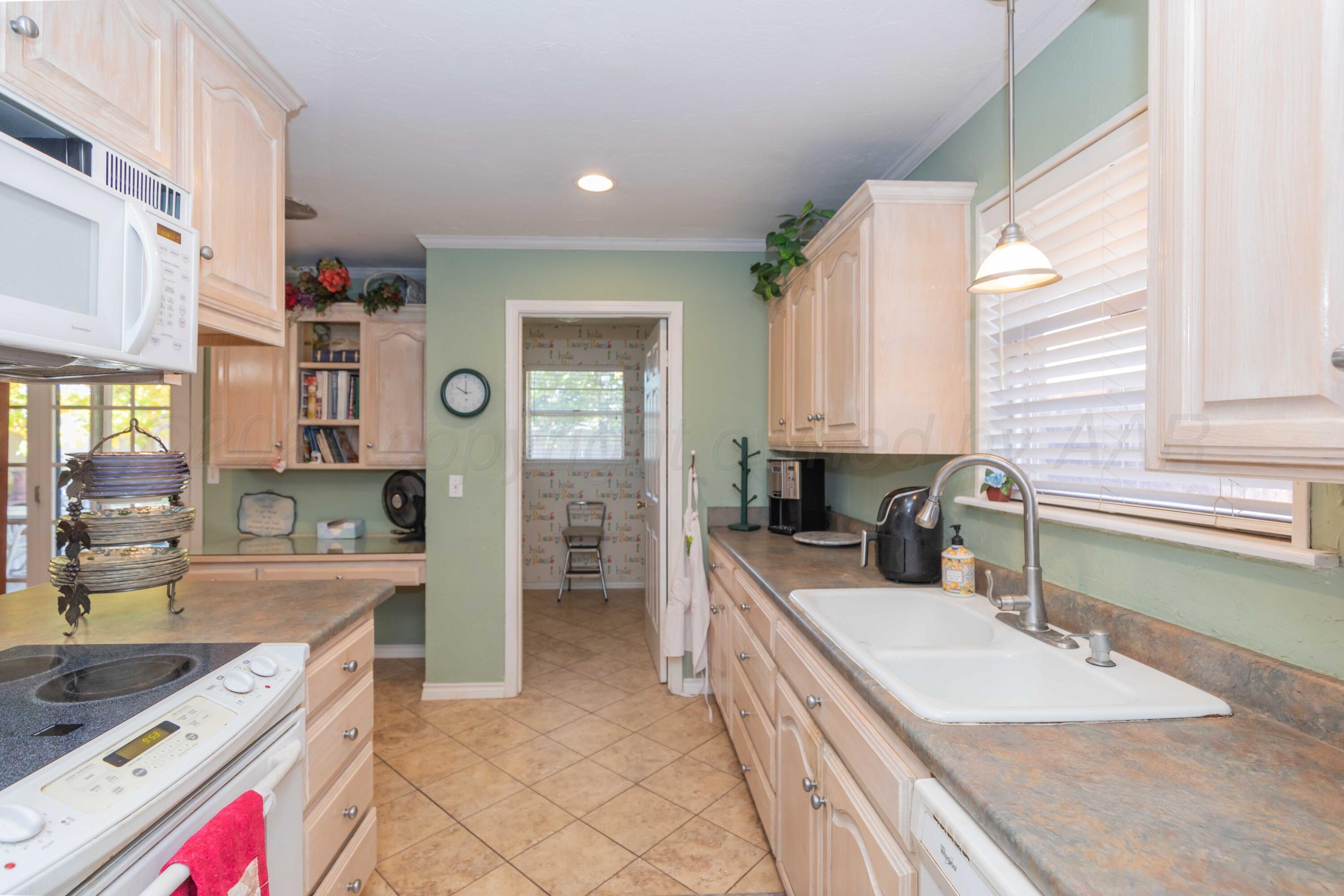 2805 James Louis Drive Amarillo, TX 79110 - Photo 14 of 42 KITCHEN VIEW 4