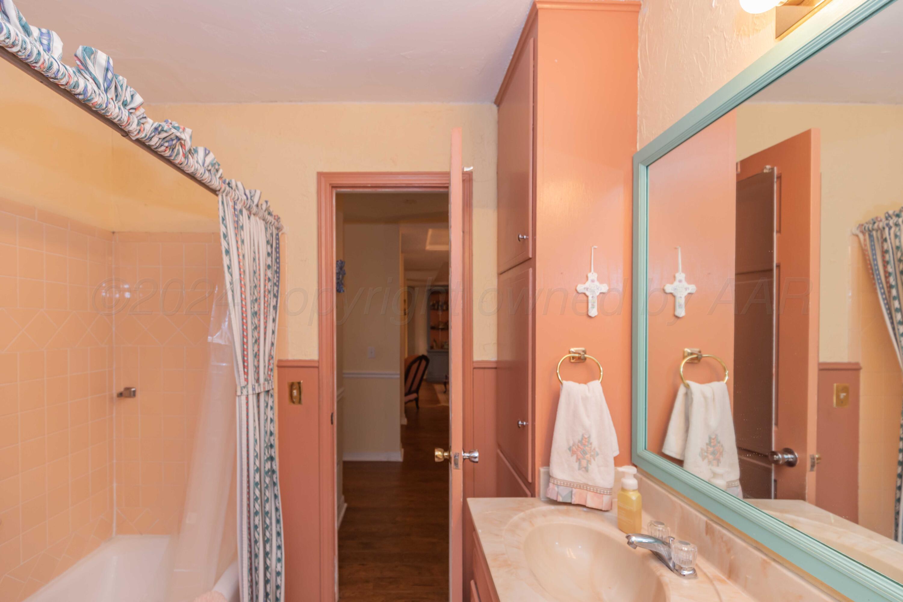 2805 James Louis Drive Amarillo, TX 79110 - Photo 28 of 42 BATHROOM 2 VIEW 2