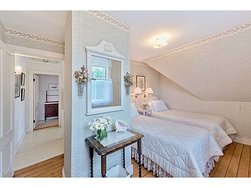 43 South Pier Road Narragansett, RI 02882 - Photo 17 of 25 Bedroom. En suite bedroom.