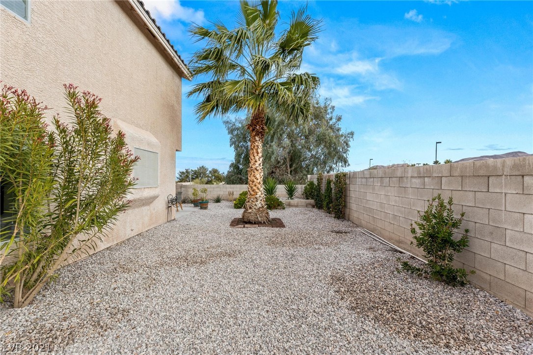 1981 Flagstone Ranch Lane Henderson, NV 89012 - Photo 8 of 33 Gallery Image 8
