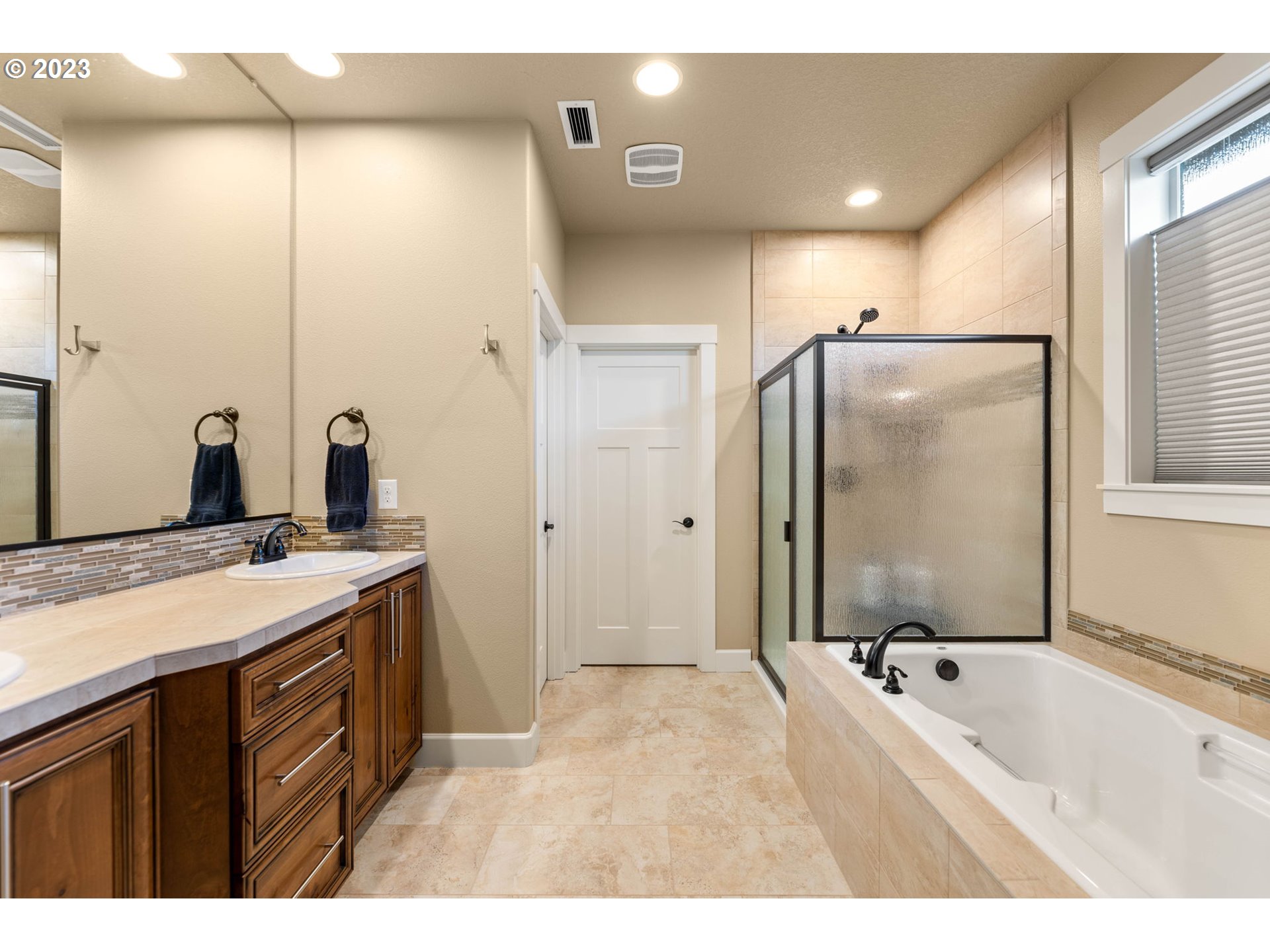 1845 South Harrier Road Ridgefield, WA 98642 - Photo 19 of 28 a bathroom with a tub sink and mirror