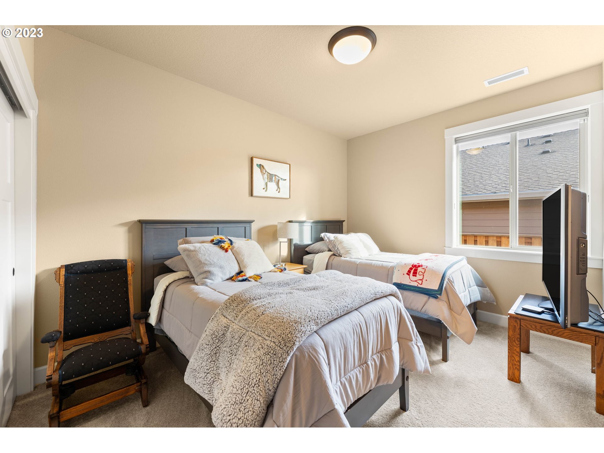 1845 South Harrier Road Ridgefield, WA 98642 - Photo 22 of 28 a bedroom with two beds and a large window