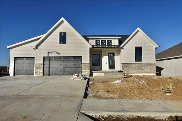 $869,000 | 8308 Northeast 76th Terrace, Kansas City, MO 64158