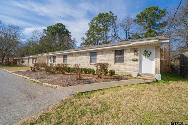 a view of a yard with a house