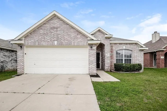 a view of house with garden